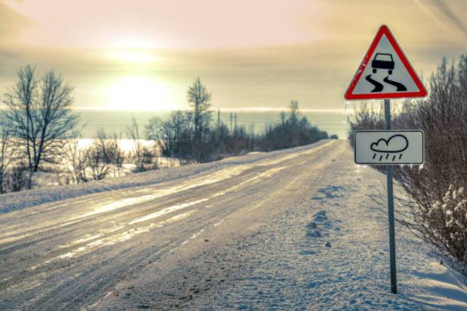 «Желтое» предупреждение: на дорогах Украины 1 февраля ожидается гололедица