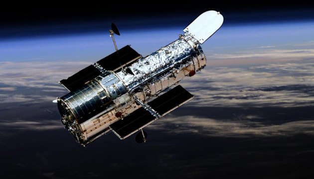Hubble показал странную карликовую галактику в созвездии Живописец