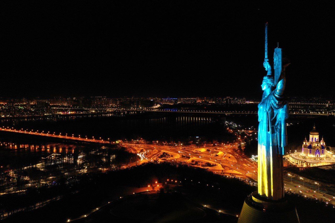 Самый высокий монумент Украины засветился цветами государственного флага
