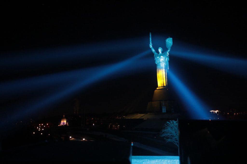 Самый высокий монумент Украины засветился цветами государственного флага
