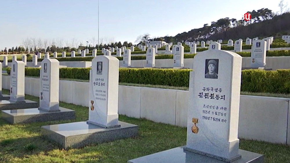 Мир глазами путешественника: что значат пять дат на надгробиях в Северной Корее