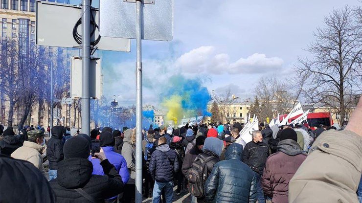 В годовщину расстрелов на Майдане в столице 4000 человек требуют вернуть Крым и Донбасс