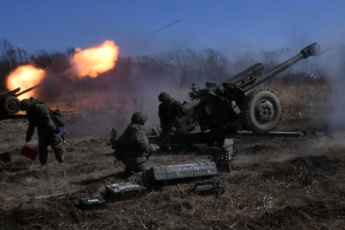 Российские войска ударили тяжелым вооружением по Луганску