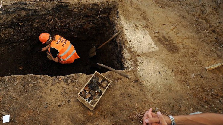 Под Одессой мужчина раскопал могилу ненавистного начальника, чтобы убедиться в его смерти