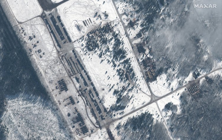 ​Россия продолжает наращивать военную силу в Крыму и Беларуси: опубликованы спутниковые снимки