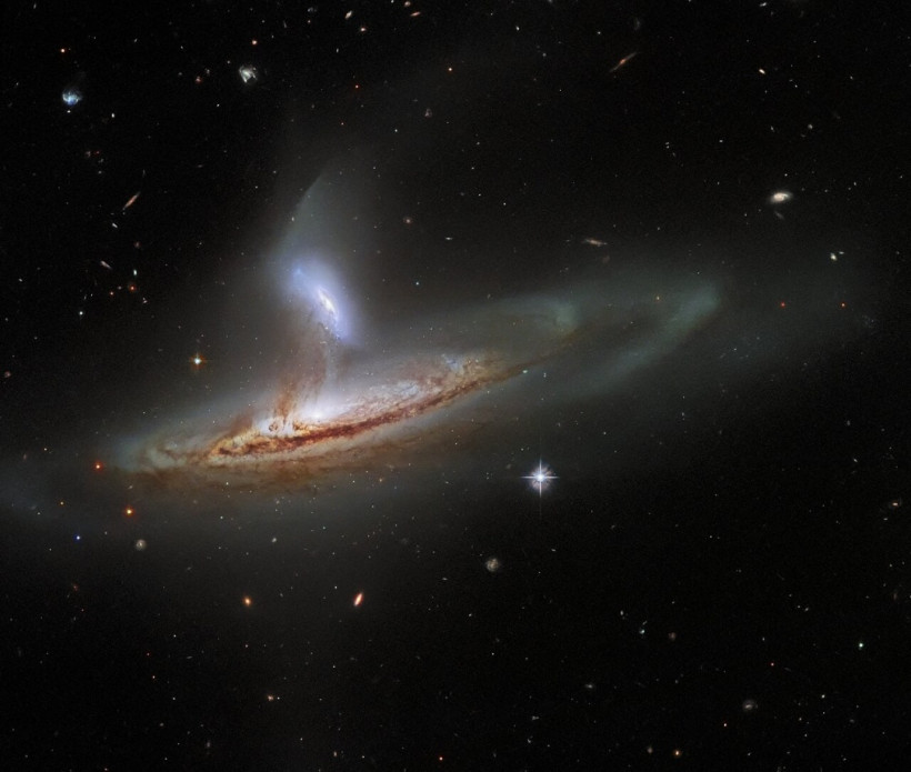Hubble показал пару интерактивных галактик в созвездии Андромеда