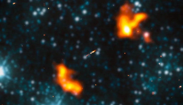 Астрономы обнаружили радиогалактику, которая в 100 раз больше Млечного Пути