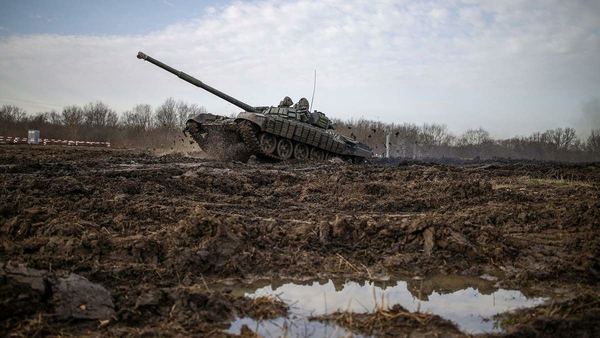 И Javelin не нужны: опубликованы кадры, как российские танки застряли в болотах Ростова