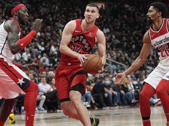 Украинский баскетболист получил игровое время в победной игре "Торонто" в НБА