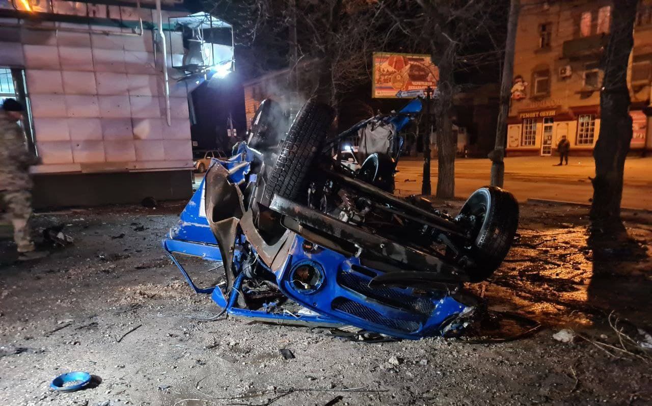 Россияне взорвали машину "силовика" "ЛНР" в Луганске: есть пострадавшие