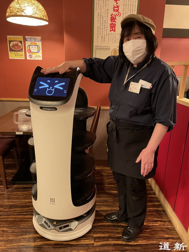 В Японии робот-котик помогает ресторану справиться с нехваткой рабочей силы