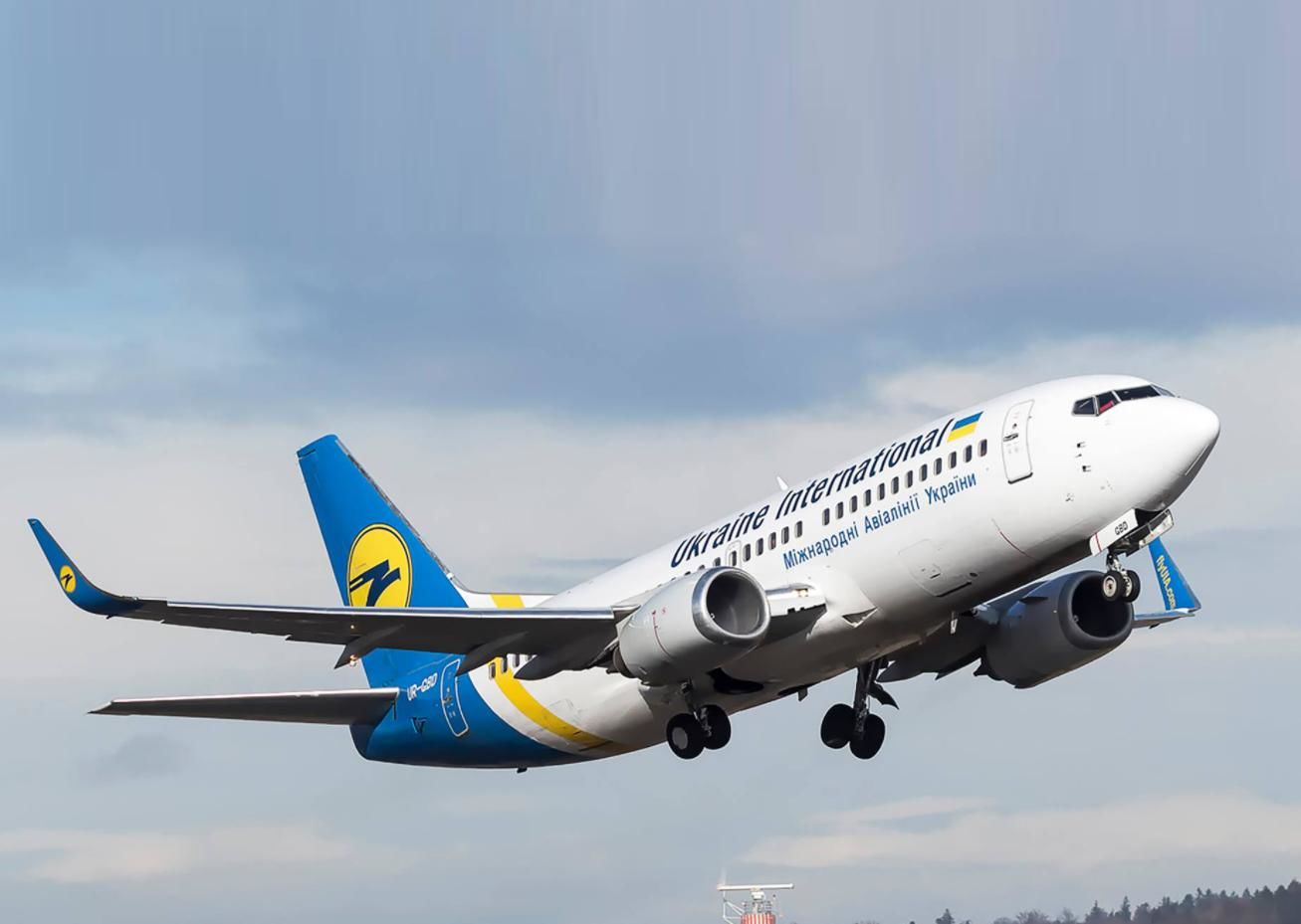 С понедельника воздушное пространство над Украиной закроют: авиакомпании отменяют рейсы - СМИ