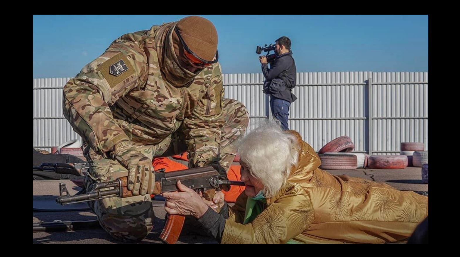 "В бой идут даже старики", - бабушка с автоматом стала знаменитостью в соцсетях