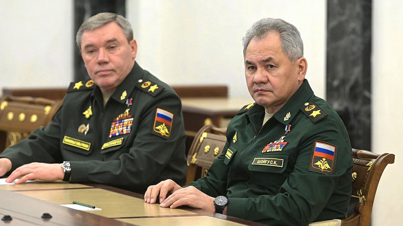 Шойгу и Герасимов прячутся в бункере, опасаясь ракетного удара НАТО, — Грозев 
