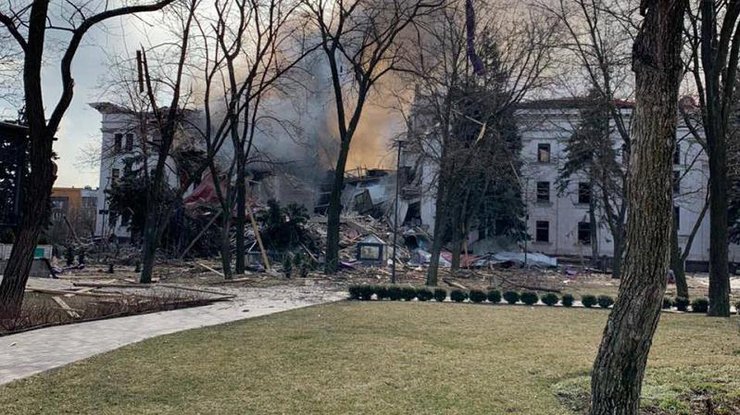 Под руинами Драмтеатра в Мариуполе погибли 300 человек - мэрия