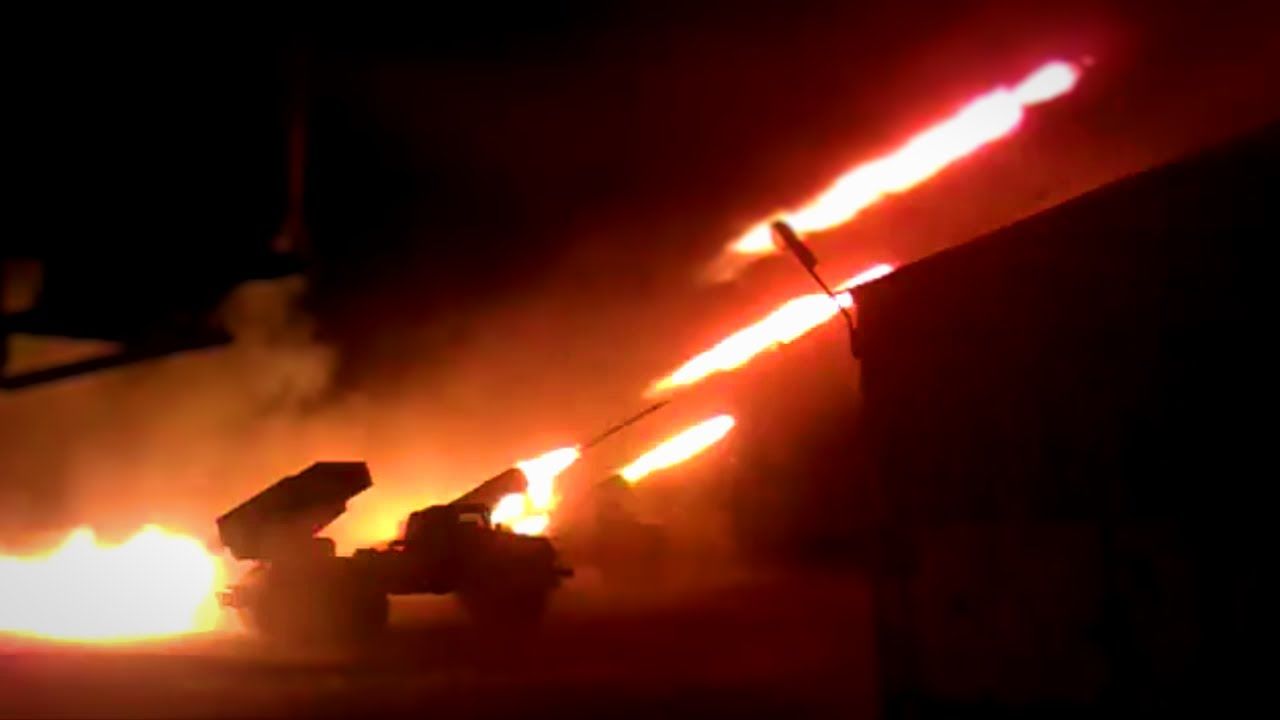 Артиллерия ВСУ ночью накрыла крупное скопление российских военных: техника оккупантов взрывается посреди поля 