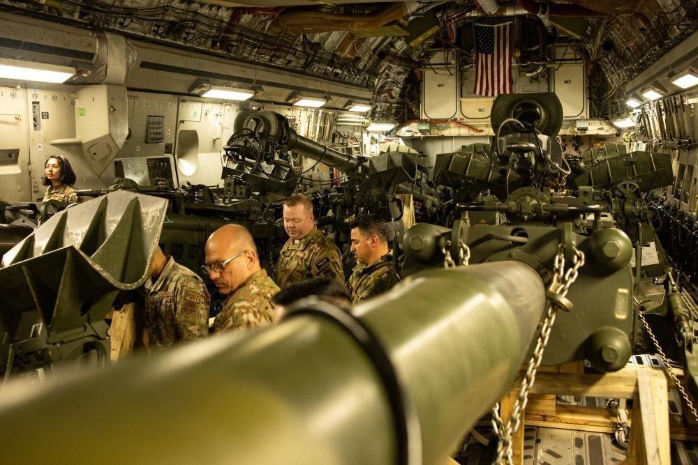 ​США отправили в Украину гаубицы М777: в Сети появились кадры