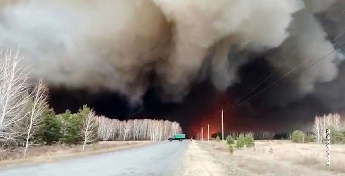 Сибирь тонет в огне лесных пожаров, вслед за "Москвой", затонувшей в Черном море, – видео горящих домов