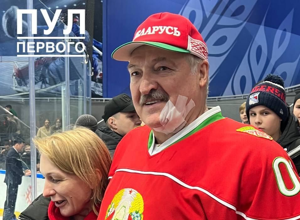 Лукашенко ударили клюшкой в подбородок в хоккейном поединке в Минске – видео