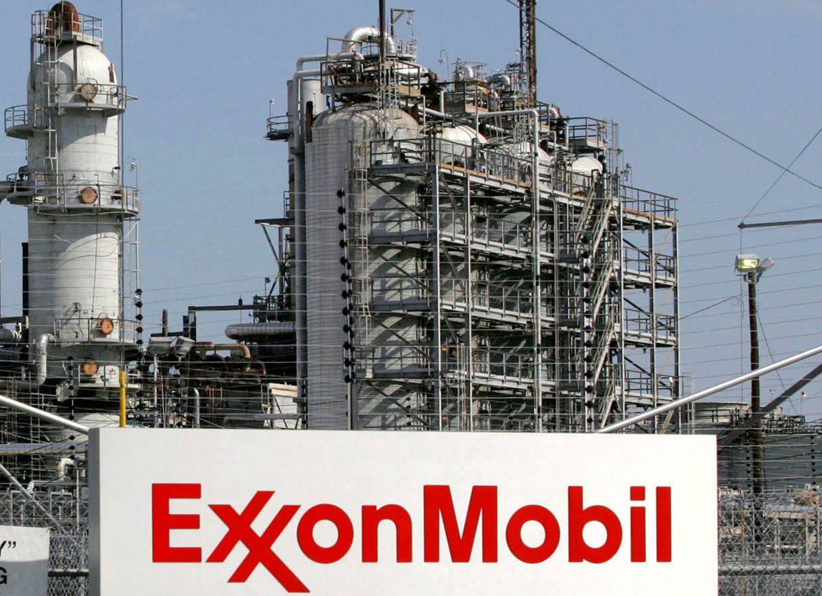 ​Крупнейшая нефтяная компания ExxonMobil готовится к полному бойкоту России – Reuters