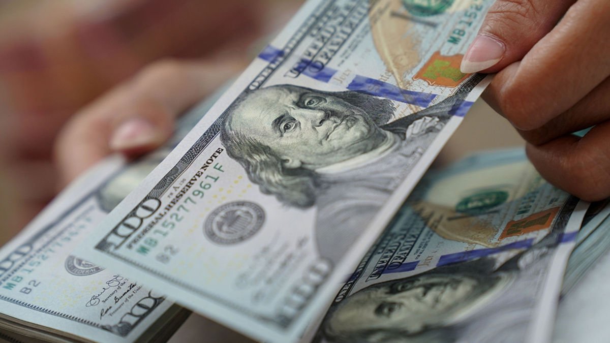 Украинцам открыт доступ к покупке валюты: Нацбанк снял действующие ограничения