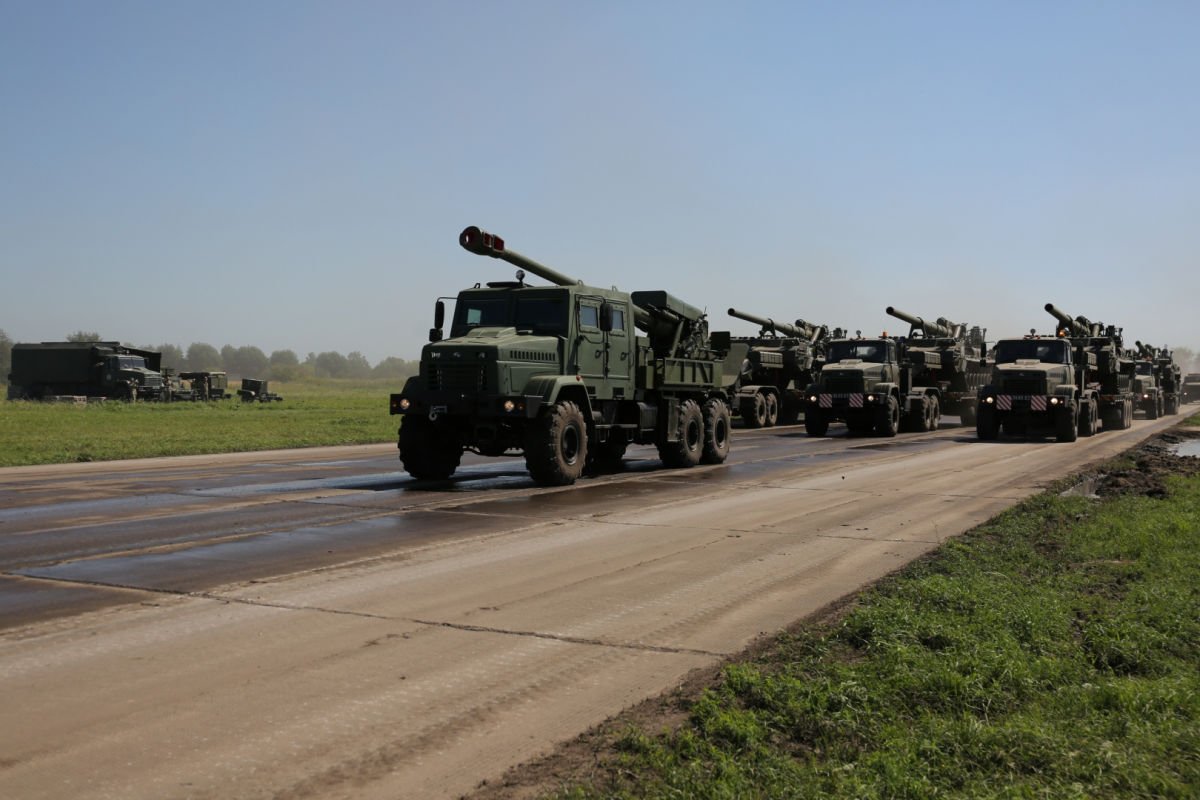 ​В Белгородской области засняли километровые колонны техники, идущие к границе Украины