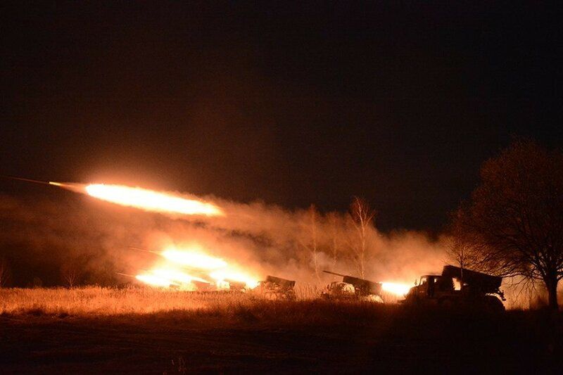 "Догорают в овраге", – артиллерия ВСУ разгромила большую колонну российских танков в Донецкой области 