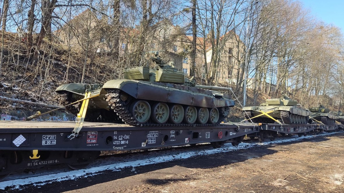 НАТО отправил в Украину первую партию танков: опубликованы первые фото тяжелой бронетехники