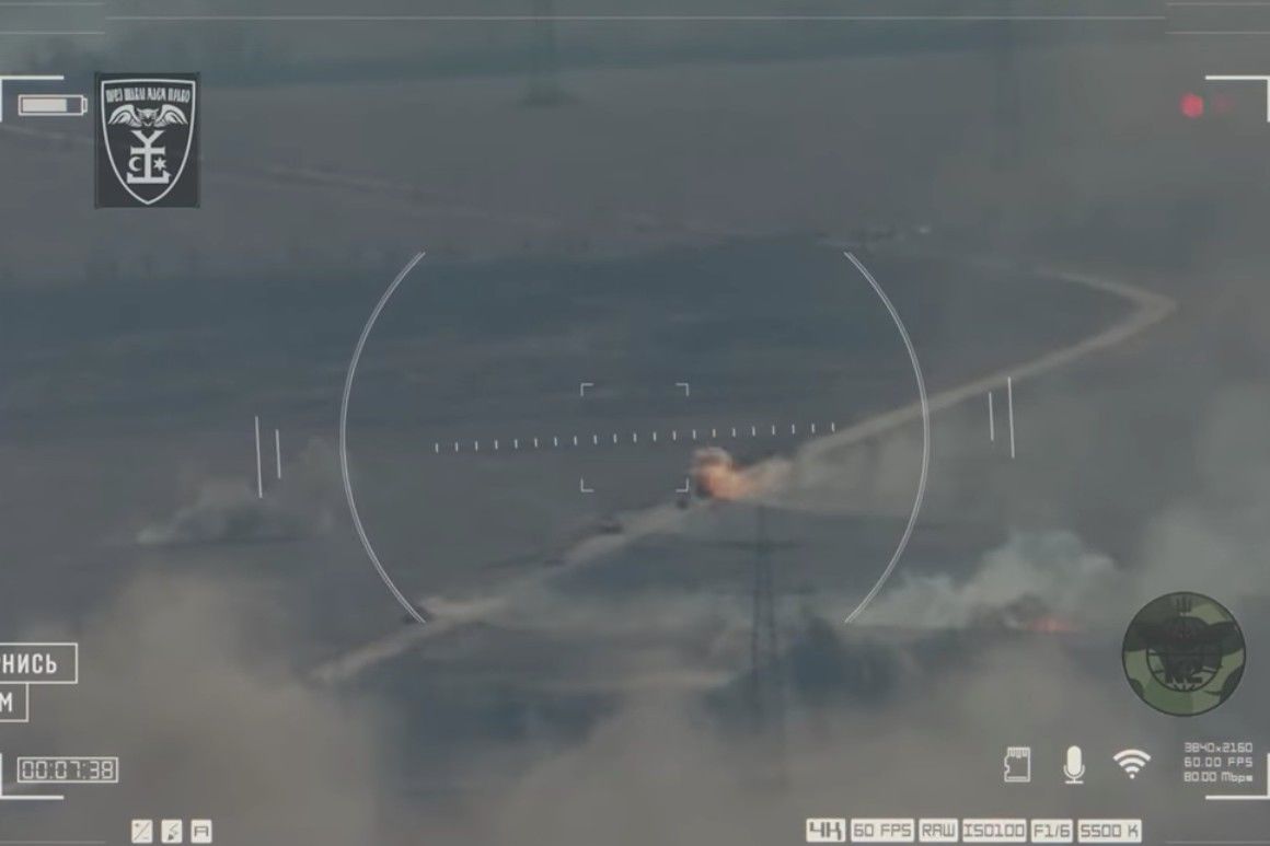 ​ВСУ "горячо" встретили колонну ВС РФ на Донбассе артиллерией: "железо" горело вместе с пехотой