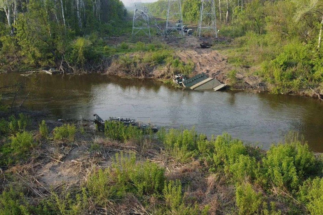ВСУ оставили от понтонной переправы россиян одни обломки: техника ВС РФ плавает в реке