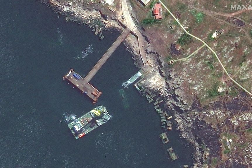 ​Появились свежие спутниковые снимки с острова Змеиный, где оккупантов и их технику "кроют" ВСУ