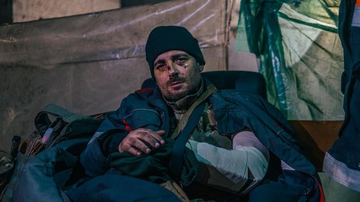 Повна антисанітарія та дефіцит ліків: "Азов" показав поранених бійців у підземці "Азовсталі"
