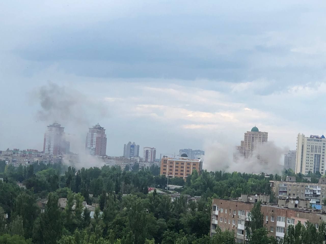 Оккупанты РФ убили шестерых жителей Донецка: горит склад БК армии РФ, люди в подвалах