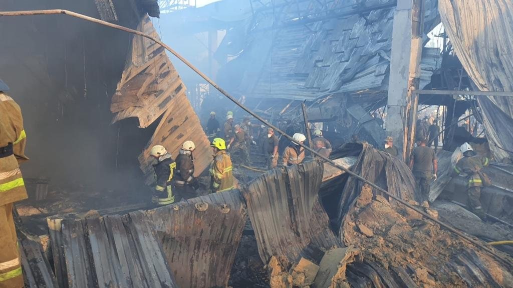 Удар по Кременчугу: в горящем ТЦ обрушилась крыша, внутри осталось много людей - очевидцы