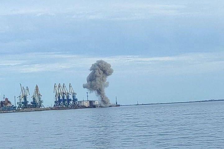 ​В порту Бердянска мощный взрыв: оккупанты уверяют, что устроили детонацию сами