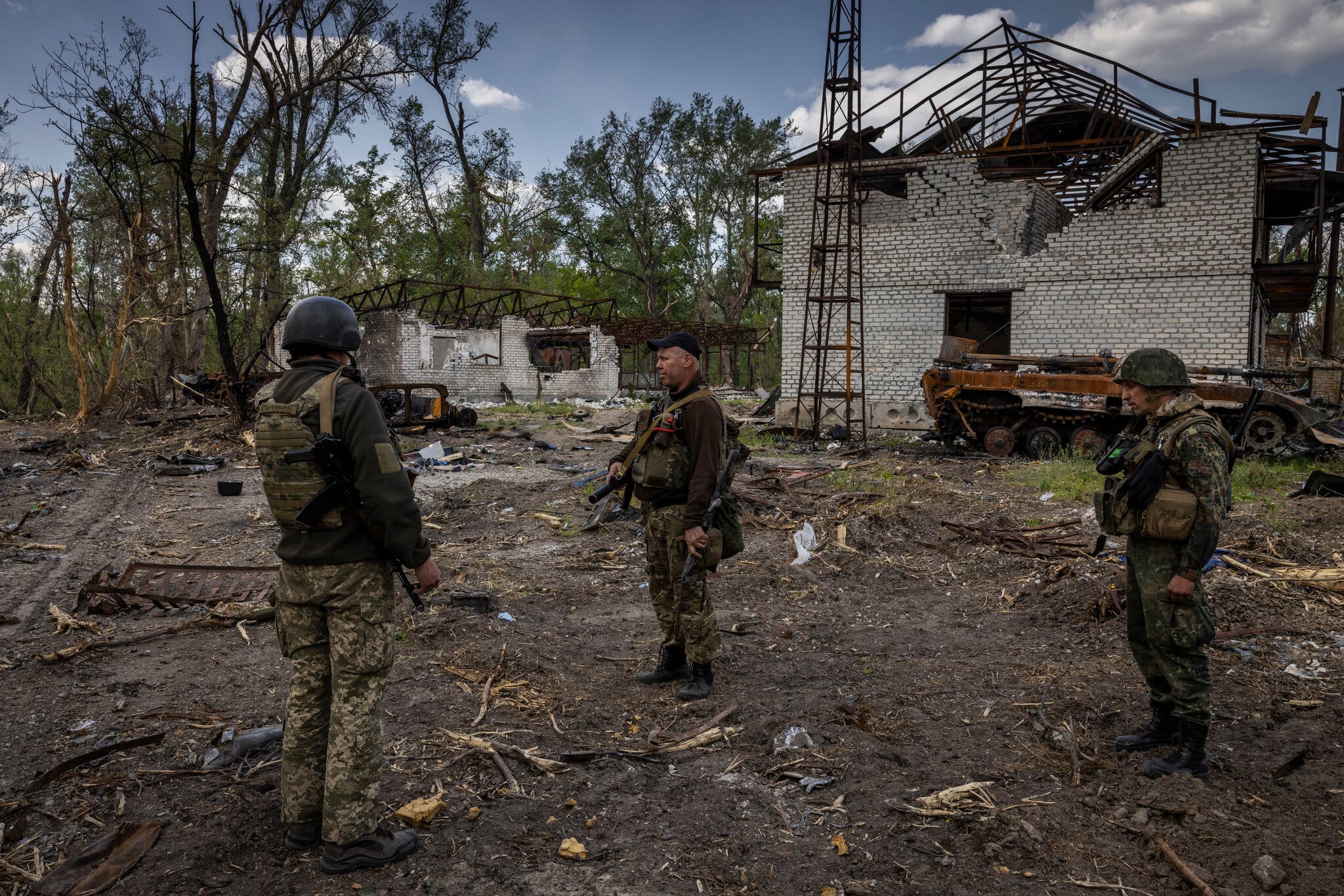 ​Уничтоженные танки и тела российских солдат: журналисты NYT о "форсировании" Северского Донца