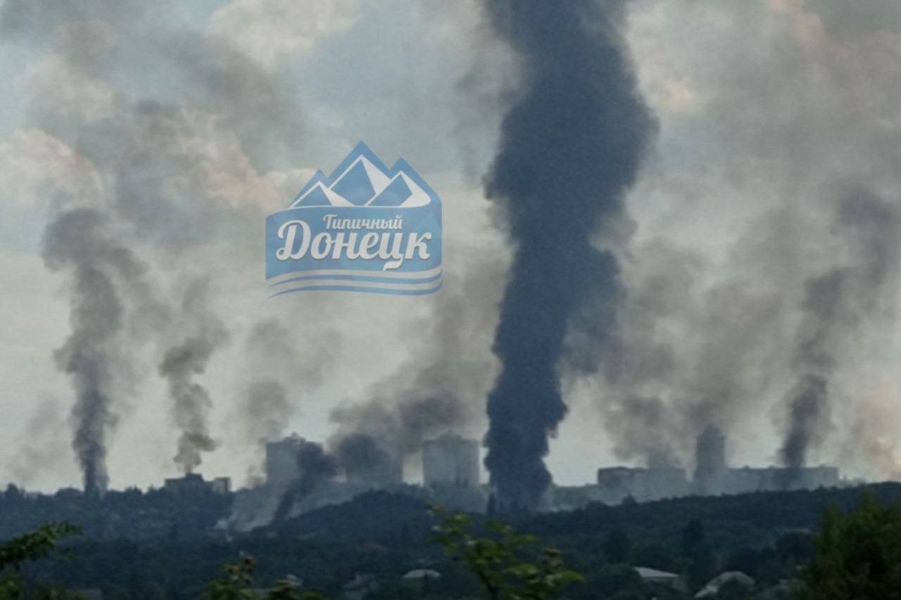 ​Над Донецком черный дым и звучат взрывы: горит база и склады армии Путина