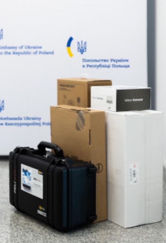 МИД получил от крупнейшей европейской криптобиржи WhiteBIT семь «чемоданов спасателя»