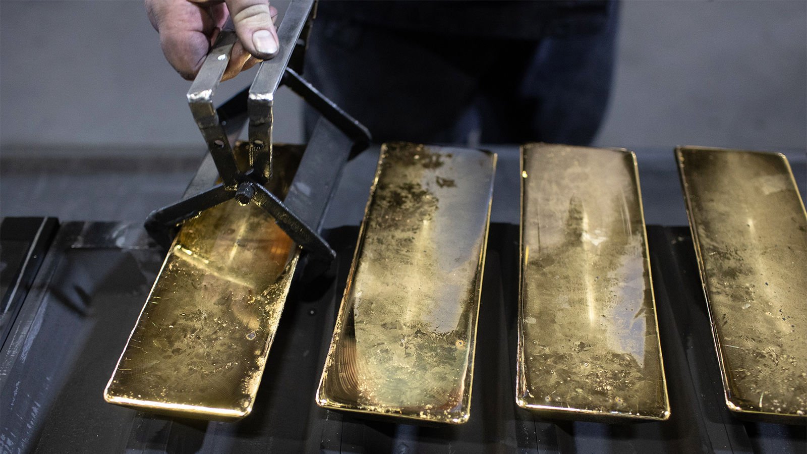 Тонны российского золота "провалились сквозь землю" после вывоза в Швейцарию