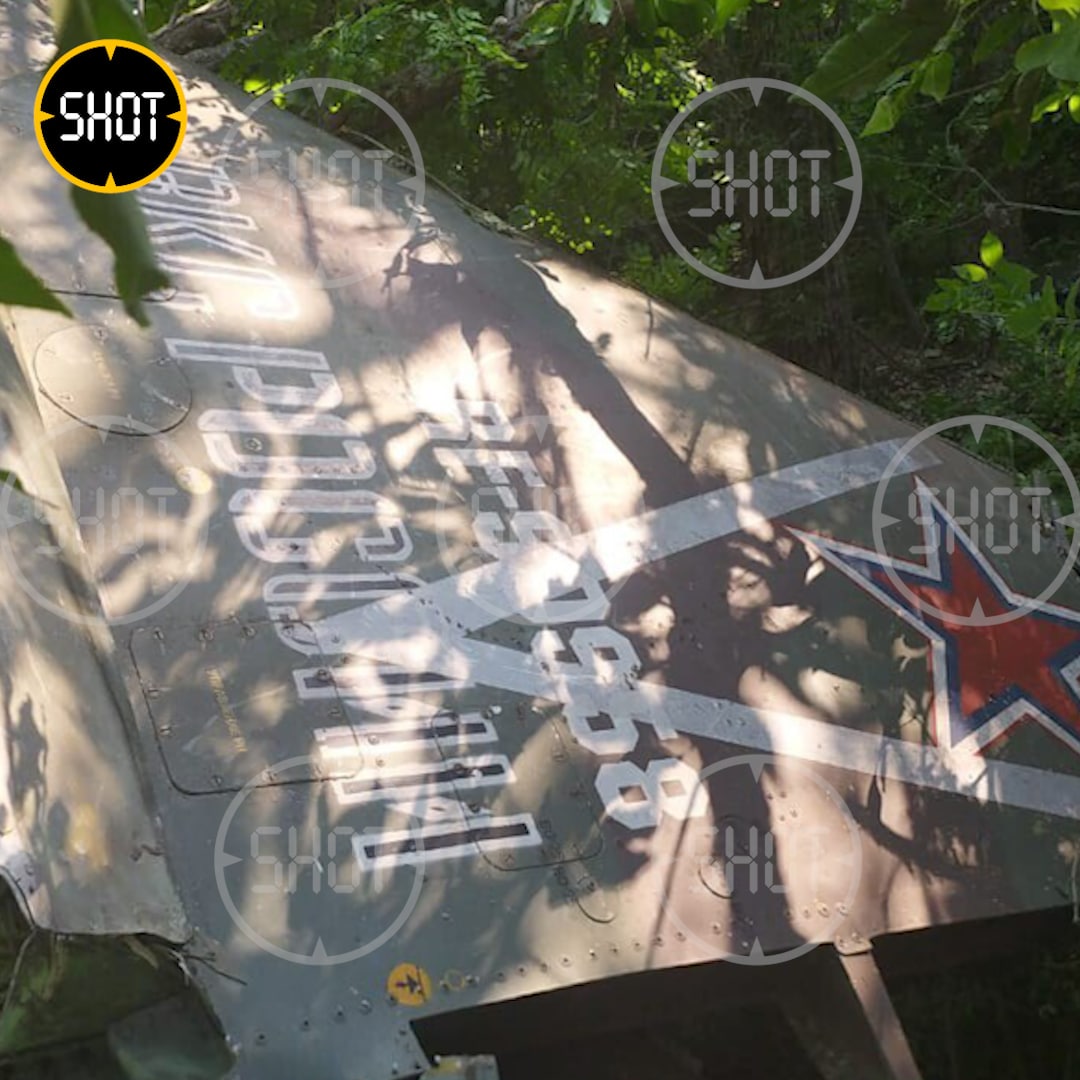 ​От пилота осталась только каска: росСМИ показали кадры с места крушения Су-25 у границ Украины