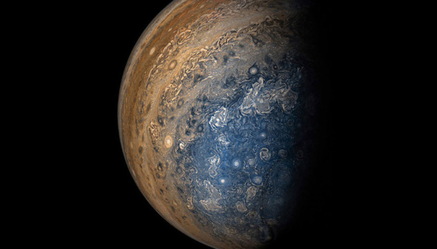 Зонд NASA показал невероятные вихри на Юпитере