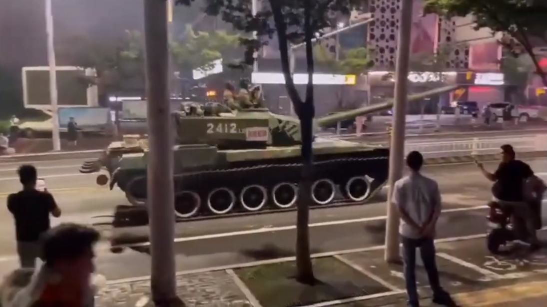 В Китае власти вывели на улицу танки из-за протестов, людям не отдают вклады: союзника РФ накрывает экономический кризис 