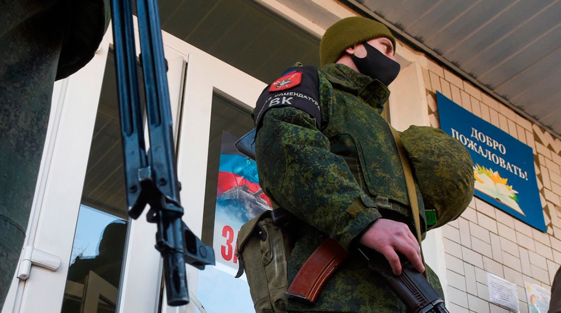 В Донецке во время бунта против "мобилизации" боевик "ДНР" приставил пистолет к голове ребенка