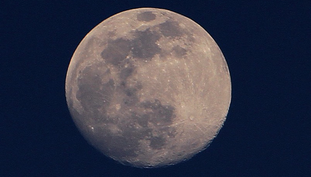 Ученые обнаружили на Луне впадины с комфортной для людей температурой