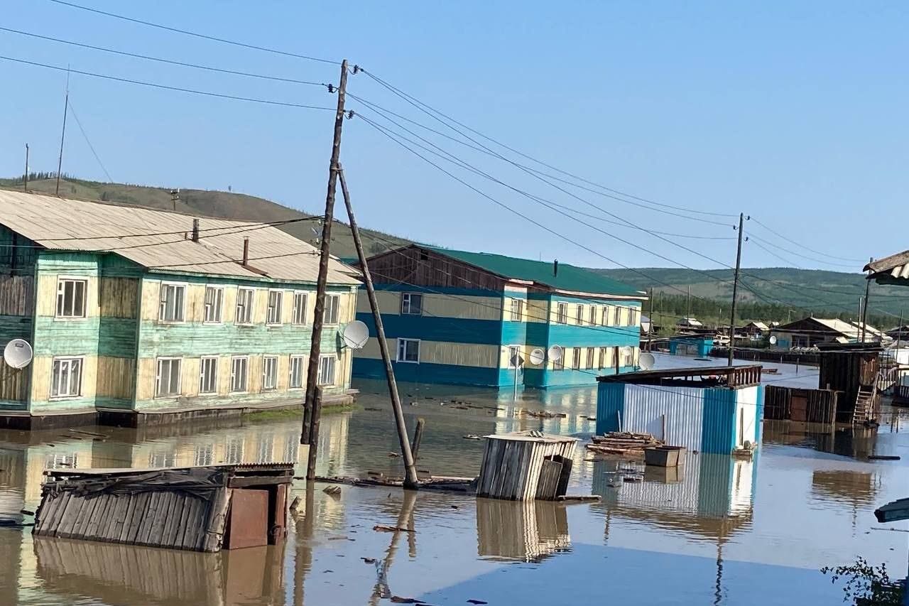 В Якутии из-за прорыва дамбы ушел под воду целый город: деревянные бараки уносит течением, идет эвакуация