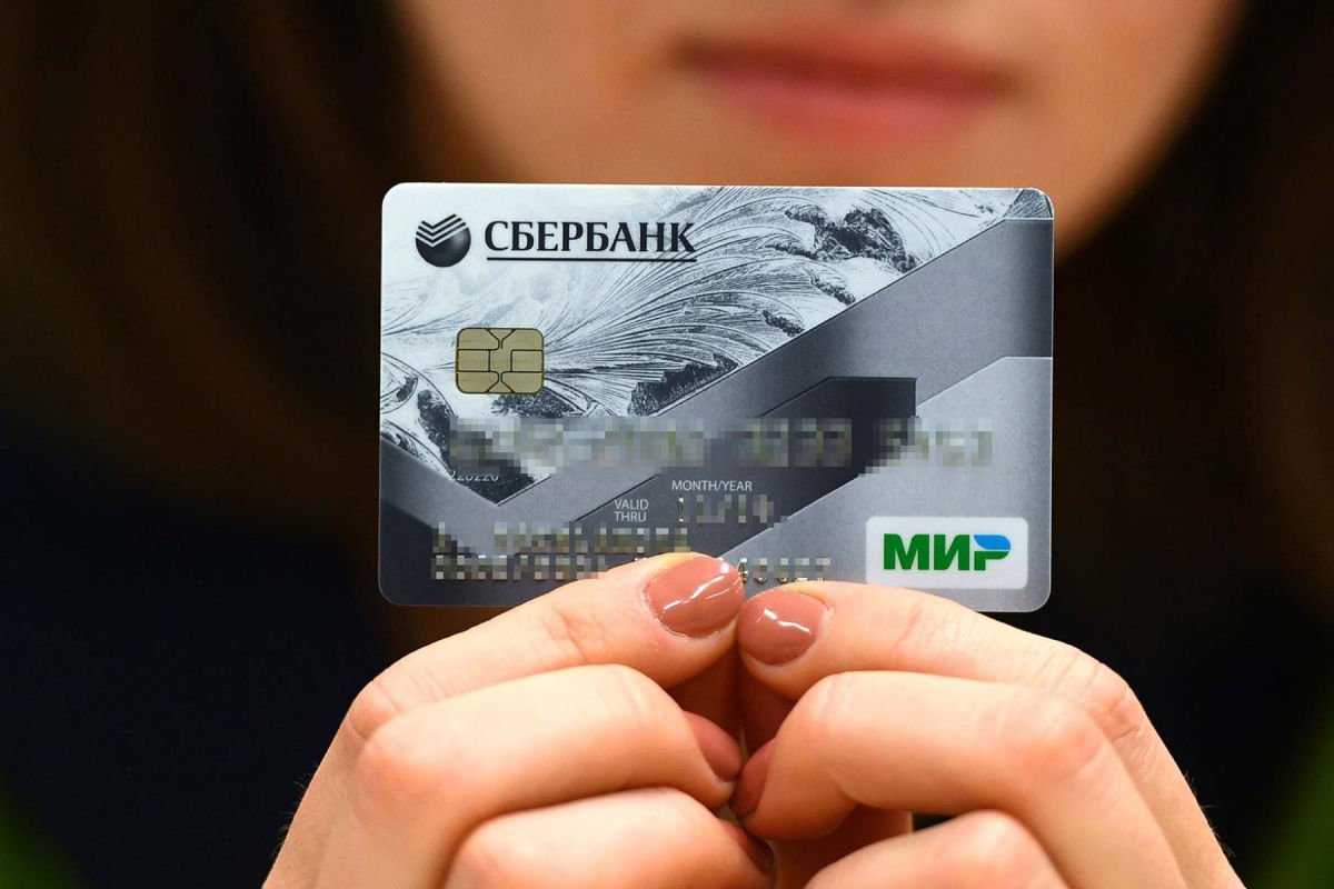 Дефицит заставил "Сбербанк" выковыривать чипы из старых карт для выпуска новых 