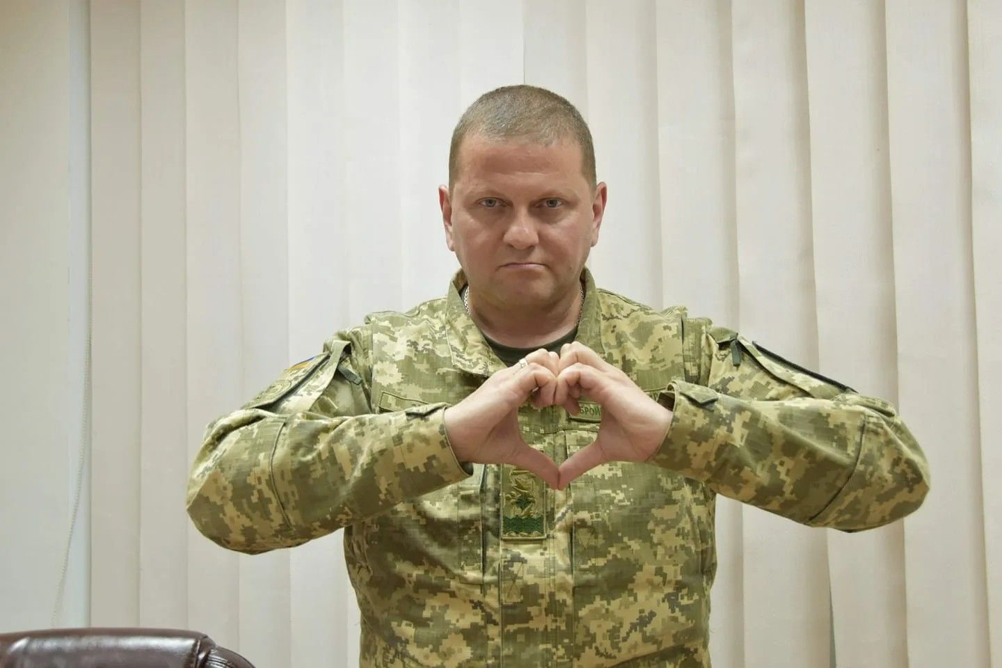 ​"Задувает вместо свечей горящие танки РФ", – украинцы поздравляют "железного генерала" Залужного