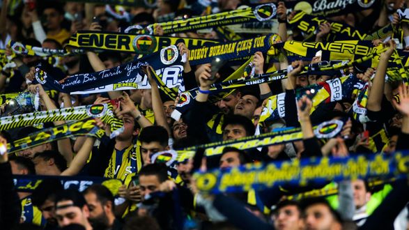 УЕФА открыла производство против "Фенербахче" из-за скандального поведения фанатов
