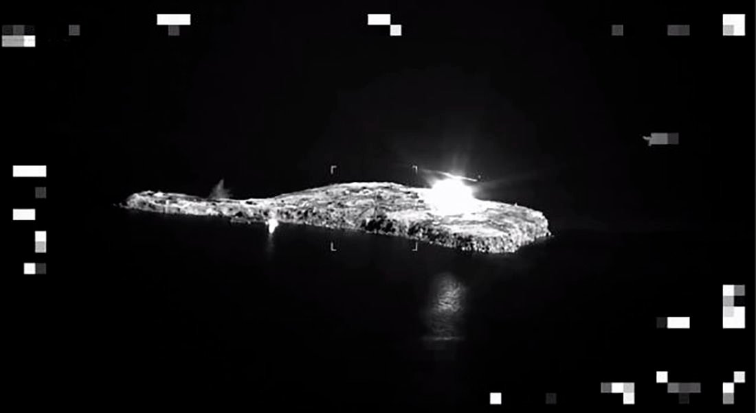 Армия РФ обстреляла Змеиный фосфорными бомбами - Залужный показал видео