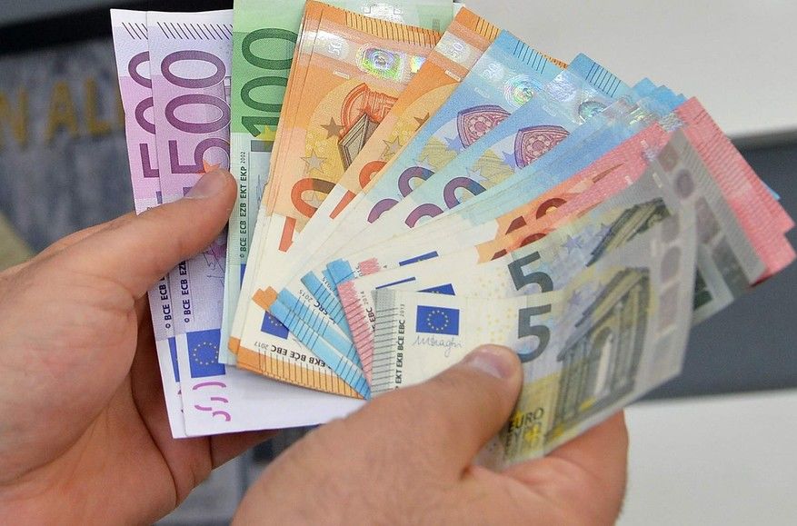 У россиян изымают евро на границе: вывоз валюты из ЕС в РФ запрещен